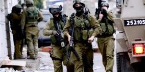 الاحتلال يقتحم منزلي شهيدين في سعير