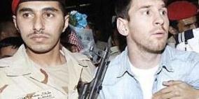 "العسكري الذي يحيط  بميسي" يدخل التاريخ مع بندقيته