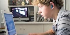 الضوء الأزرق من الشاشات أضعف من أن يؤذي العين