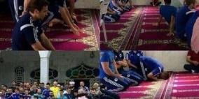 بالصور.. لاعبو البوسنة يؤدون صلاة الجمعة بمسجد كويابا