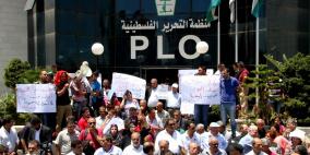 معتصمون يطالبون بإقالة ياسر عبد ربه امام منظمة التحرير الفلسطينية في مدينة رام الله