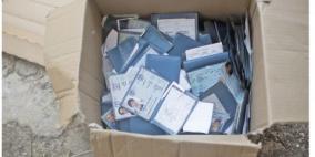 فلسطيني يعثر على 120 بطاقة هوية اسرائيلية في حاوية قمامة بالقدس