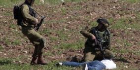 جنود الاحتلال يعتدون على شاب في بيت امر بالضرب المبرح ويعتقلوه