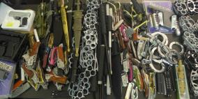 الشرطة تضبط أكثر من 300 قطعة من الأسلحة البيضاء والغاز المسيل للدموع في الخليل