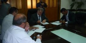 بلدية طولكرم توقع اتفاقية إعادة تأهيل طرق داخلية في المدينة والضواحي