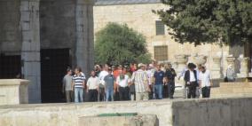 مستوطنون يؤدون طقوسا دينية في باحات الأقصى