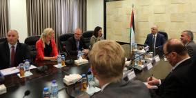 الحمد الله يطلع وفدا برلمانيا سويديا على انتهاكات الاحتلال