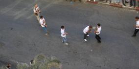 مجموعة من النشطاء الشباب يلعبون كرة  القدم في  مدينة نابلس تضامنا مع الاسرى والأسير محمود السرسك لاعب المنتخب الفلسطيني المضرب عن الطعام