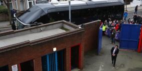 مشجعو بالاس يهاجمون حافلة فريقهم بطريق الخطأ