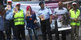 بالصور... وقفة لمكافحة عمالة الأطفال في الخليل