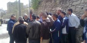 وقفة احتجاجية على قرار منع المركبات العمومية دخول محطة الخليل المركزية من البوابة الجنوبية