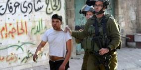 الخليل الاحتلال يعتقل مواطنين ويعتدي على آخر بالضرب