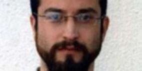 " أنثاي تحتضن شجرة "