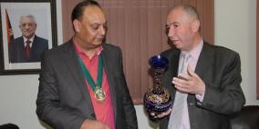 رئيس بلدية دربي البريطانية يتضامن مع الخليل ويدعو لحرية سكانها