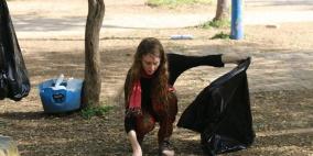 طلبة من مدرسة بكالوريا الرواد في نابلس يقومون بأعمال تنظيف لمنتزه جمال عبد الناصر