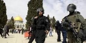 قوات الاحتلال تعتدي على رئيس حراس المسجد الأقصى وموظفي الأوقاف