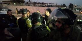 جنود الاحتلال يعتقلون مواطنا ويسرقون أموالا ومصاغا ذهبيا خلال اقتحام منازل بالقدس