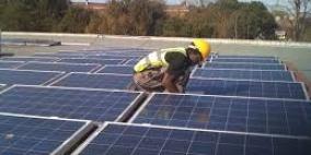 الطاقة الشمسية لإضاءة بيوت ريفية في مالي