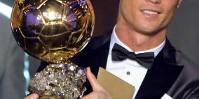 رونالدو يحتفل بجائزة "الكرة الذهبية" مع جماهير ريال مدريد في "برنابيو" أمام غرناطة