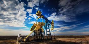 النفط يغلق دون 49 دولاراً بضغط من قوة الدولار