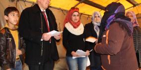 حميد يقدم مساعدات مالية لمواطني قرية أم الخير بالخليل