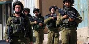 عناصر من مخابرات الإحتلال تحاصر فتاه في القدس المحتلة