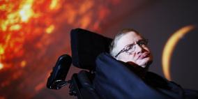 عالم فيزياء مشهور يحذر من خطر الاتصال مع كائنات فضائية