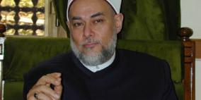 ما حكم وجود المرأة في مكان كالأسانسير والسيارة والاستوديو مع زميلها في العمل؟