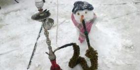 النكات الخليلية تستمر مع اكتساء المدينة بالثلوج