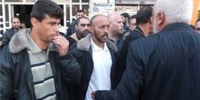 المقطوعة رواتبهم "كيداً" يبدأون اعتصاما مفتوحا أمام مكتب الآغا