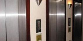 إصابة طفل علق نفسه بحبل بالخليل وإنقاذ آخر علق بمصعد بقلقيلية