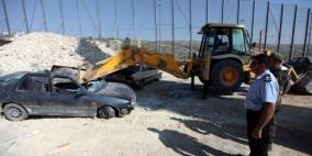 إتلاف مركبات غير قانونية والقبض على مطلوبين في العيزرية