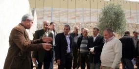 محافظ قلقيلية يدعو المؤسسات الدولية للإطلاع على واقع  التجمعات المعزولة خلف الجدار