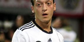 والد أوزيل: رئيس نادي ريال مدريد ليس رجلا شريفا