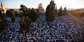 عشرات الآلاف يؤدون صلاة العيد في المسجد الأقصى
