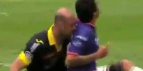 بالفيديو: حارس متوحّش "يعض" منافسه ويفلت من العقاب