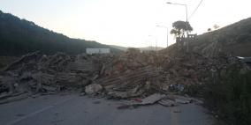 طولكرم: صور لحملة مداهمات المنازل واغلاق الطرق بالسواتر الترابية