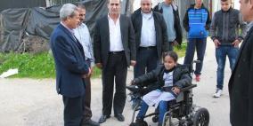 قلقيلية: تسليم كراسي كهربائية لاشخاص ذوي اعاقة من محافظة  قلقيلية
