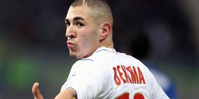 برلمانية فرنسية لبنزيمة: اذهب والعب في بلدك الجزائر