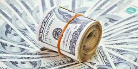 الدولار يحافظ على ارتفاعه بعد رأس السنة