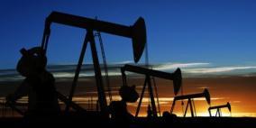 النفط يواصل الهبوط وسط قلق من تخمة الإمدادات العالمية
