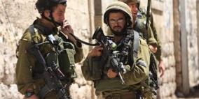 الاحتلال يسلم ثلاثة شبان بلاغات لمراجعة مخابراتها