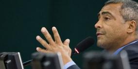 كلمة "غبي" تشعل حربا كلامية بين روماريو وبيليه