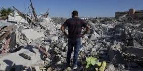 مئات المواطنين يؤدون الصلاة على أنقاض منازلهم المدمرة في قلنديا