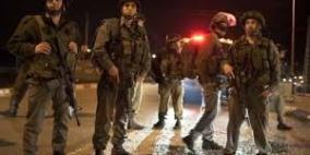 الاحتلال يداهم خرب شرق يطا ويفتش مساكنها