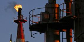 مكاسب محدودة للنفط بسبب مخاوف من تنامي تخمة المعروض