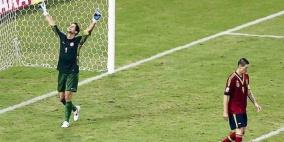 حارس تاهيتي يحتفل بحرمان إسبانيا من الهدف التاسع