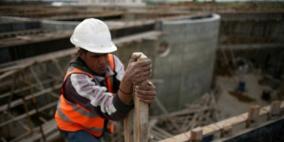 عمال "الموت".. اجساد عرضة لانتهاكات المنشآت