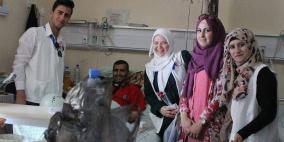 مجموعة "فينا الخير" توزع التمور والورود للمرضى في الخليل