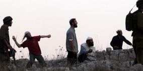 مستوطنون يعتدون على مزارعين شرقي بيت لحم